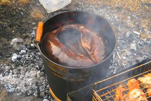 Kama rahisi kama pie. Smokehouse kutoka kwenye ndoo ya kawaida. Video.