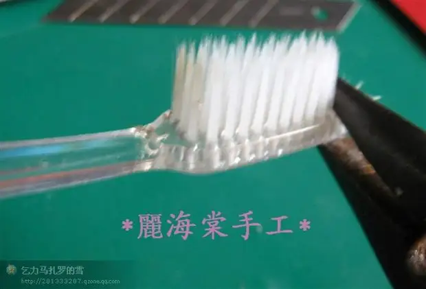 Imaxe Como facer un gancho de tricotar do vello cepillo de dentes facelo só