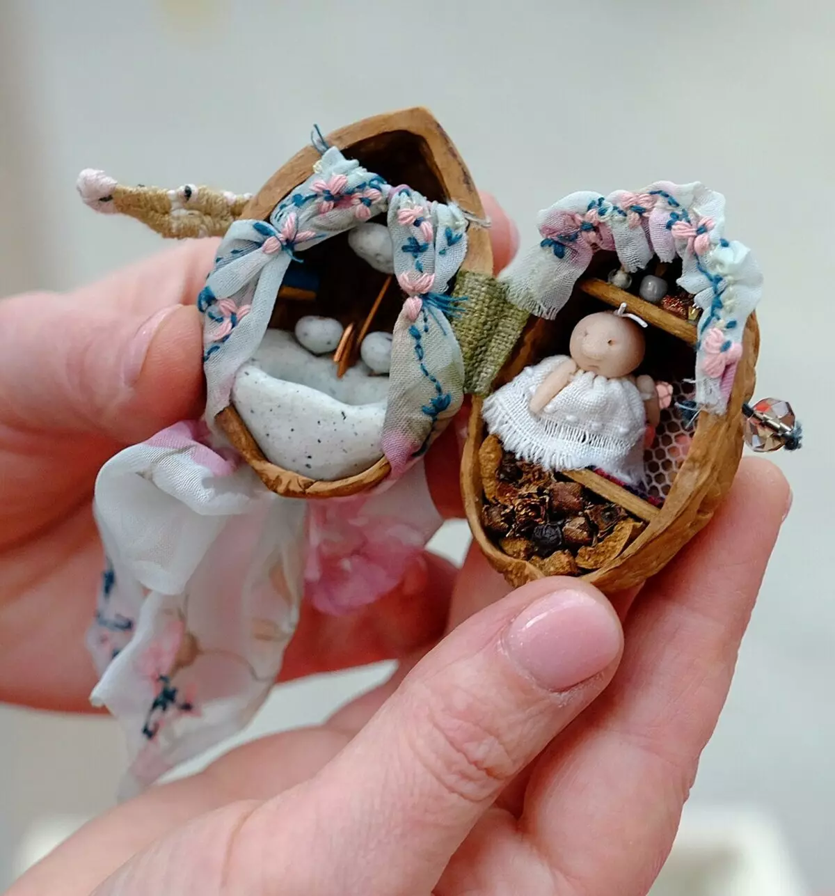 Peace inside a nut. Incredible puppet houses inside Walnuts makes craftswoman from Arkhangelsk