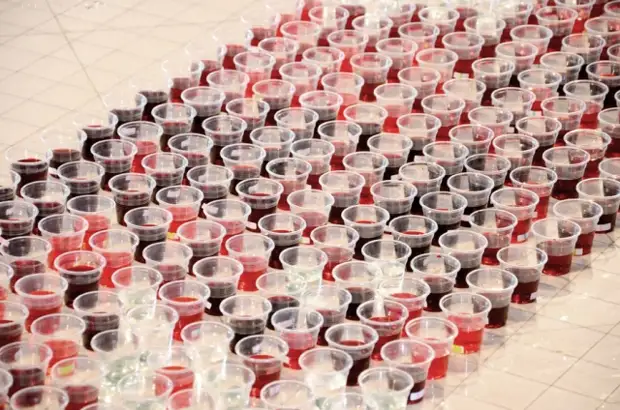 She filled 2,000 plastic cups with dye. After a day, all those who were surprised!