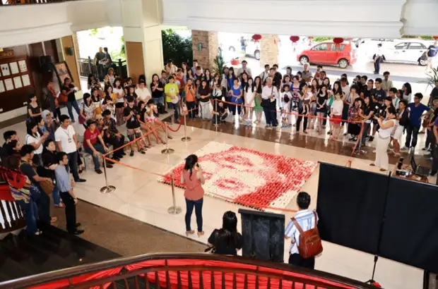 She filled 2,000 plastic cups with dye. After a day, all those who were surprised!