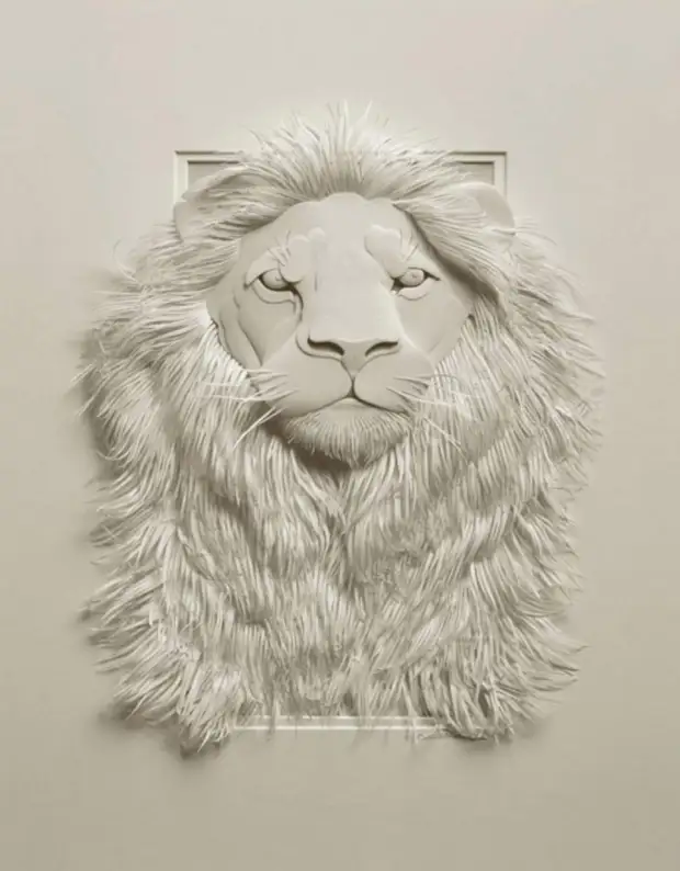 Уметникот создава скулптури на животни од хартија