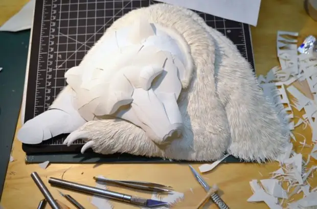 कलाकार पेपर से जानवरों की मूर्तियां पैदा करता है