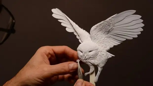 Kunstneren skaber skulpturer af dyr fra papir