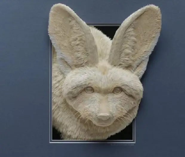 האמן יוצר פסלים של בעלי חיים מנייר