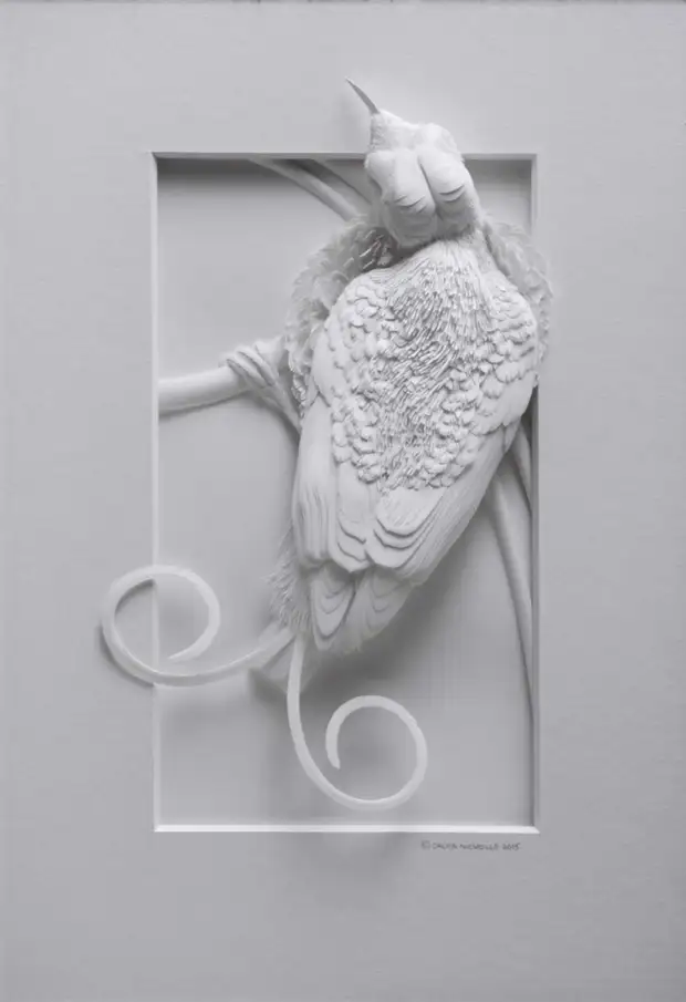 El artista crea esculturas de animales del papel.
