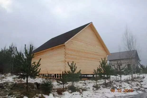 Maison en bois sous rétrécissement pendant 7 mille dollars avec leurs propres mains