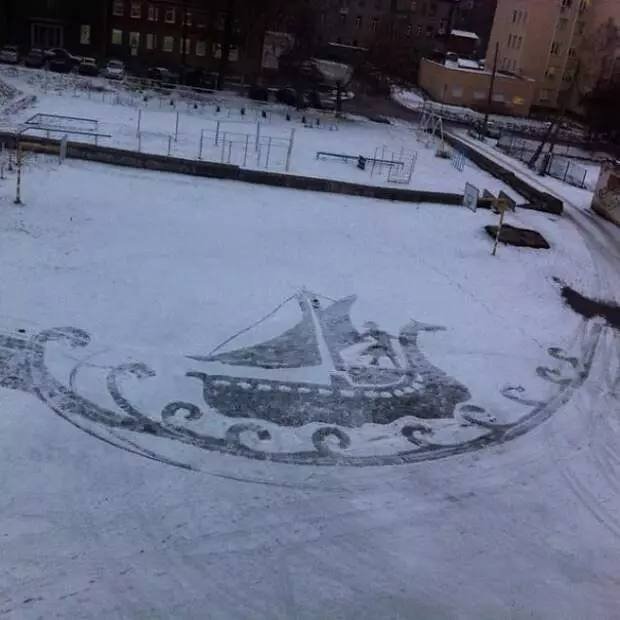 Tarraingíonn an janitor scoile pictiúir ar an sneachta chun áthas a thabhairt do leanaí