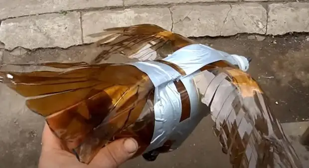 Pountier izgatavots Scarecrow no plastmasas pudeles, ka putni lido no desmito ceļu
