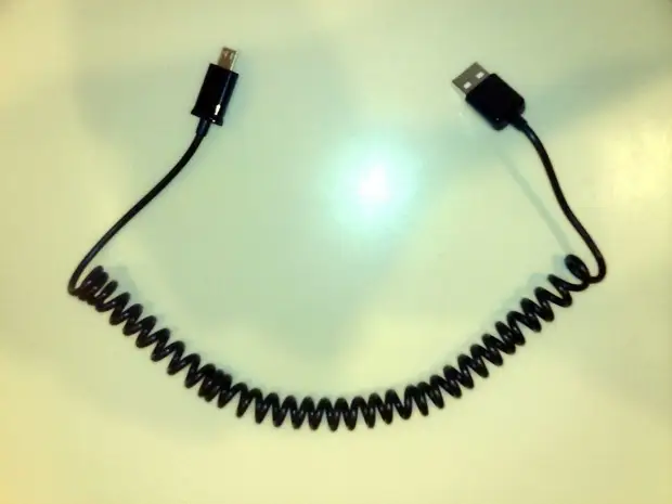 Com torçar un cable USB en espiral