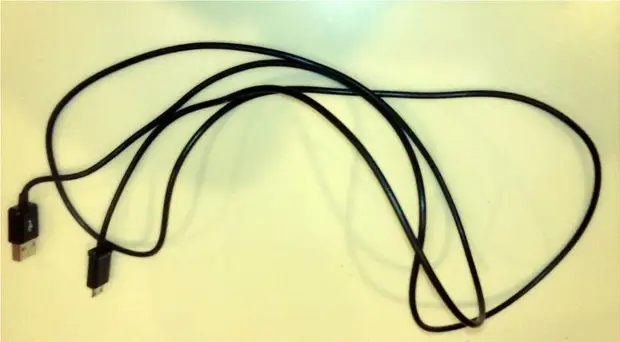 Wie drehen Sie ein USB-Kabel in eine Spirale?