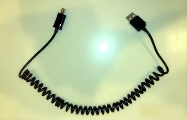Com torçar un cable USB en espiral