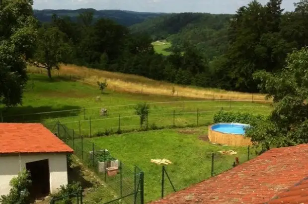 O sueco Torben Jung fixo unha piscina de materiais reciclados.