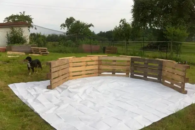 Palettes en bois - Base de piscine.