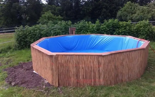 Fuera de la piscina se recorta por bambú.