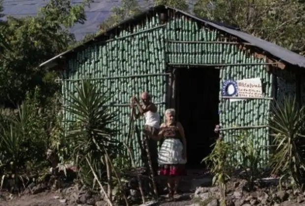 Casas de materiais reciclados