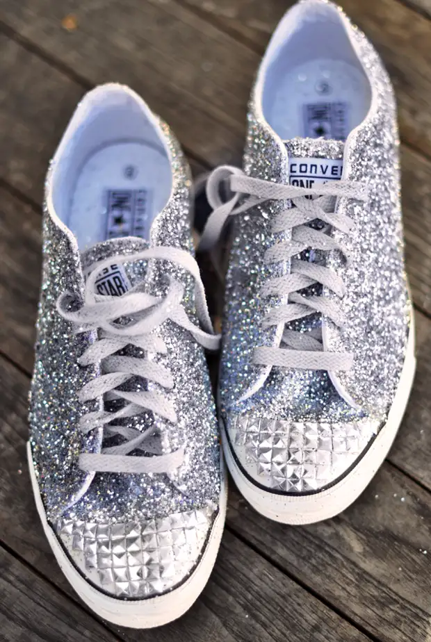 Glitter cipők DIY a köpött lábakkal