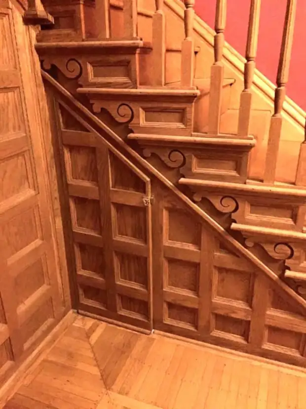 Cette femme a trouvé une place abandonnée sous l'escalier. Ce qu'elle a fait de lui est inégalée!