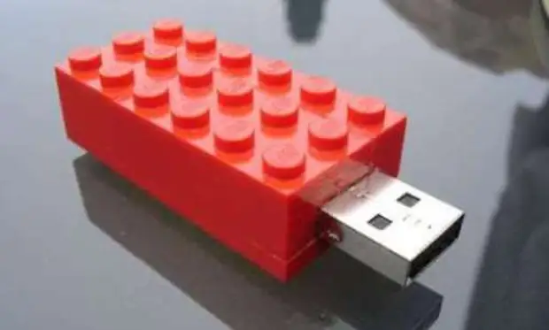 Umubiri wumwimerere kuri flash Drive