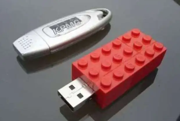 Umubiri wumwimerere kuri flash Drive