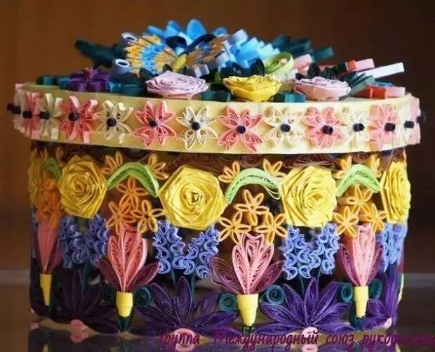 10 Vaz dan bukan sahaja dalam teknik Quilling: cenderahati kertas yang bergaya