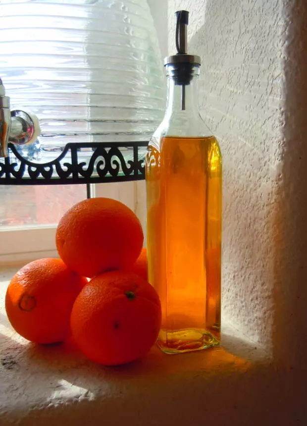 Odeur magnifique et propreté frappante dans la maison: vinaigre orange