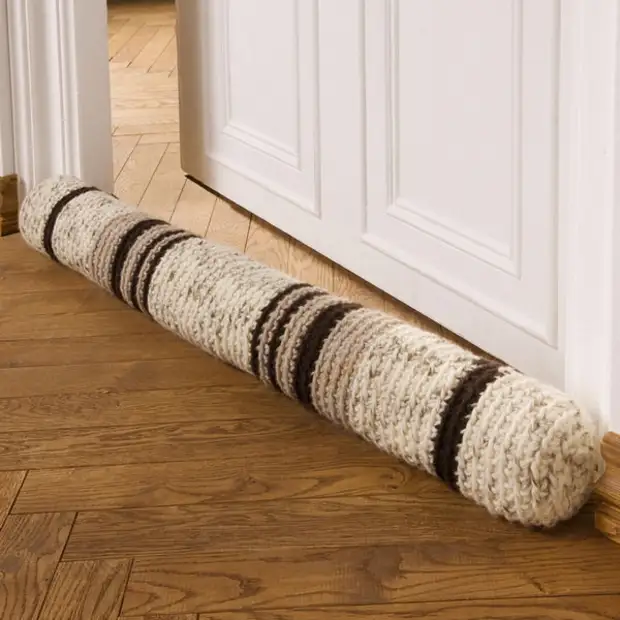 Knitted Roller ji pêşnumayên di binê derî de