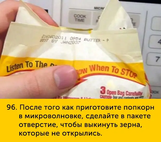 96 Mikrovopnotta patlamış mısır pişirdikten sonra, açılmayan taneleri atmak için bir pakette bir delik açın.