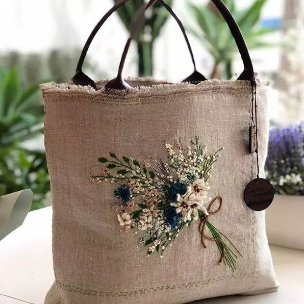 Bags of burlap with gentle embroidery from Nantejoo