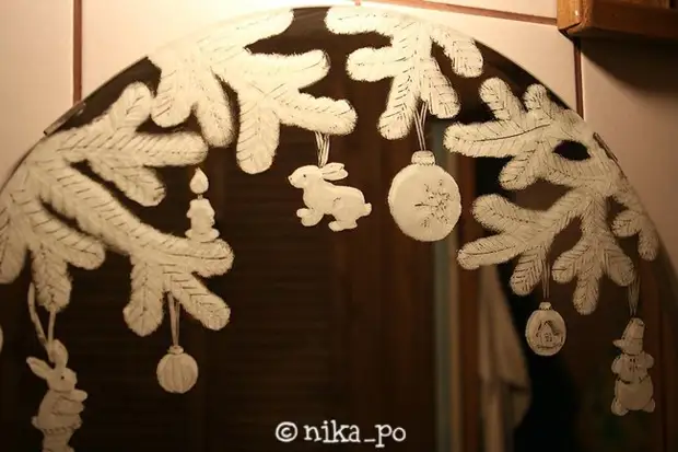 Decorate windows for the new year - draw on the glass. Fast and easy!