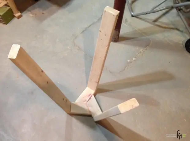 La première étape de la quatrième étape de la fabrication de la table