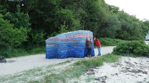 Paviljonas paplūdimyje, ant kurio autorius surinko dangtį.