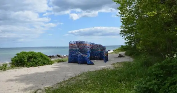 För skapandet av paviljongen var mer än 75 000 plastlock borta, som samlades på bara ett år.