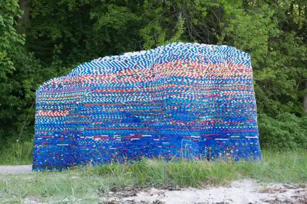 Paviliun dirakit tina sampah ninggalkeun ku jalma di pantai.