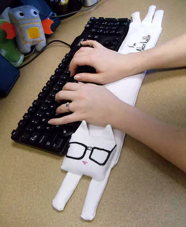 Dukungan kucing untuk keyboard