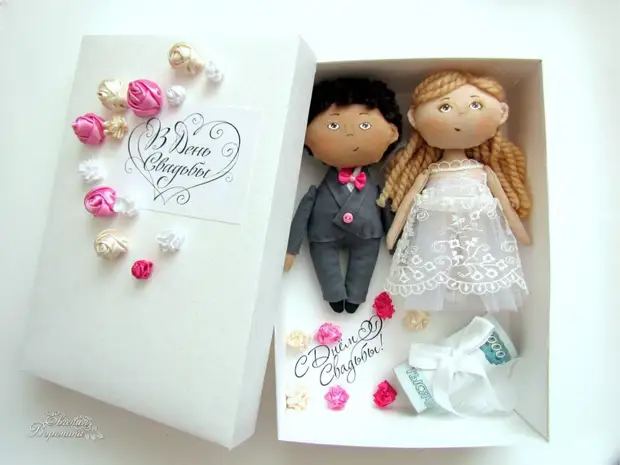 Gift box for money with newlywed dolls