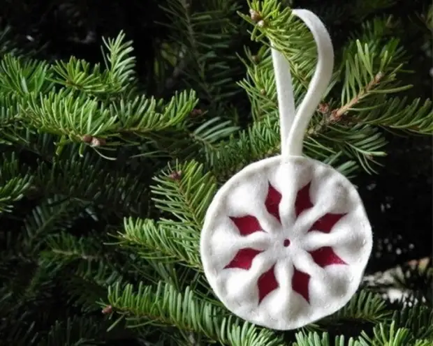 Palamutihan ang Christmas tree round snowflakes mula sa nadama