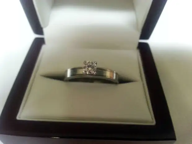अपने हाथों के साथ शादी की अंगूठी