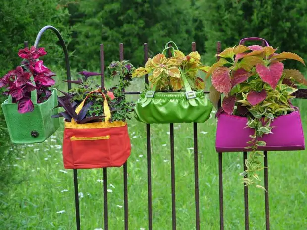 Světlé a jedinečné květináče, v minulosti bývalé ženské tašky.