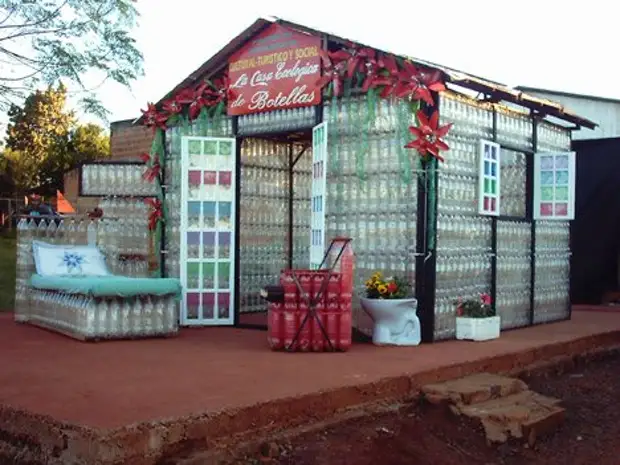 Greenhouse mula sa plastic bottles at iba pang mga ideya sa bansa mula sa plastic. Master Class + Video.