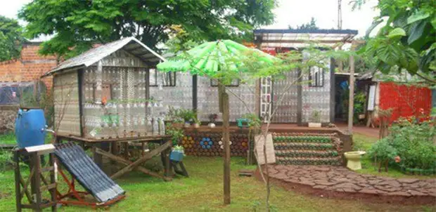 Greenhouse mula sa plastic bottles at iba pang mga ideya sa bansa mula sa plastic. Master Class + Video.