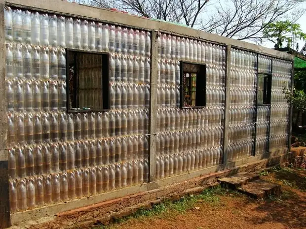 Greenhouse mula sa plastic bottles at iba pang mga ideya sa bansa mula sa plastic. Master Class + Video.