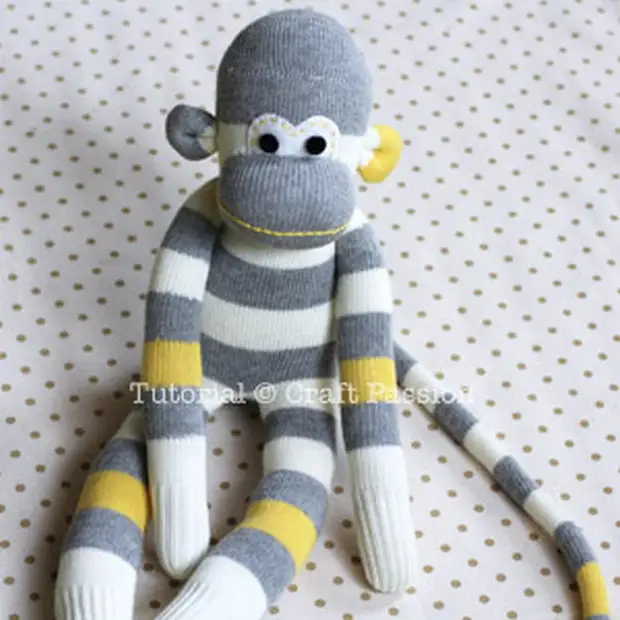 Obrazek zabawki z skarpet, tworzą śmieszne małpy z własnymi rękami