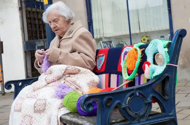 O artista de rúa de 104 anos de idade crea obras mestras de punto en toda a cidade