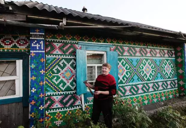 Rustikálny dom s fasádnou mozaikou krytov. Kreativita Rusi Olga Kostina