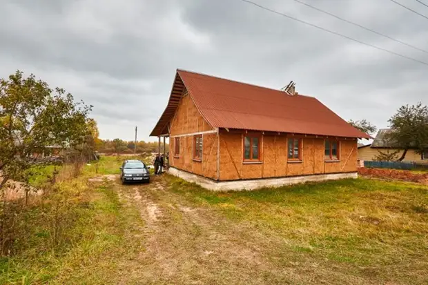 Mkazi wa Belaru hujenga nyumba ya majani ya Belarus, kwa mikono yake mwenyewe, nyumba ya majani