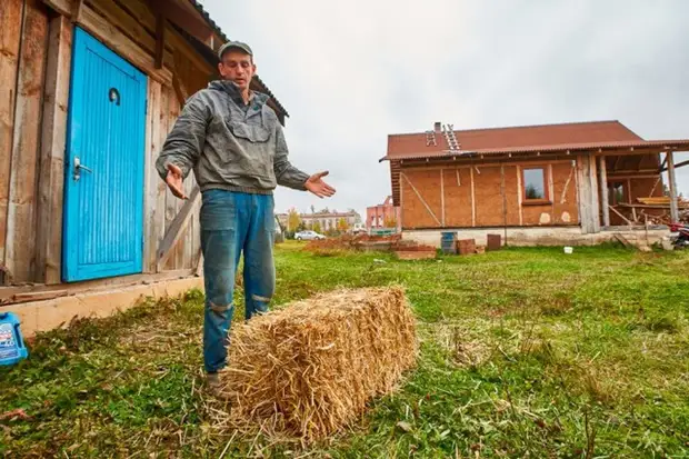 Mkazi wa Belaru hujenga nyumba ya majani ya Belarus, kwa mikono yake mwenyewe, nyumba ya majani