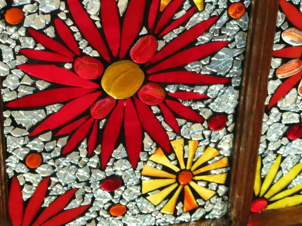 Bellissimo mosaico in bianco e nero e colorato e vetro colorato