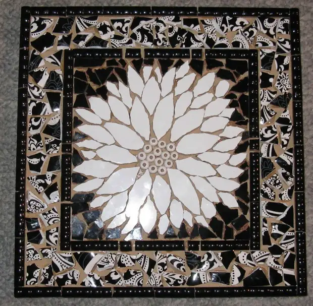 Schönes schwarz-weißes und farbiges Mosaik und färbendes Glas