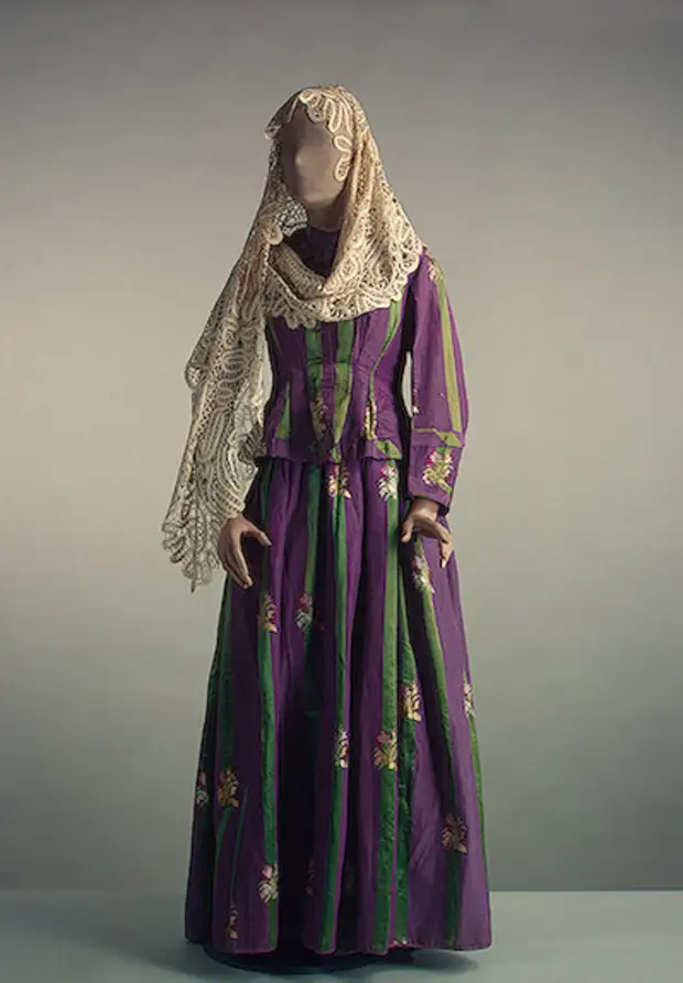 Russian National Costume. Litrato gikan sa koleksyon sa digital nga Hermitage.